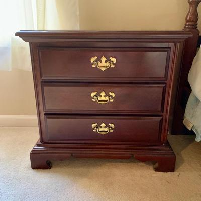 LOT 206 M: American Drew 3 Drawer Bedside Tables & Bedframe (Headboard & Footboard)