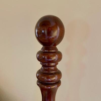 LOT 206 M: American Drew 3 Drawer Bedside Tables & Bedframe (Headboard & Footboard)