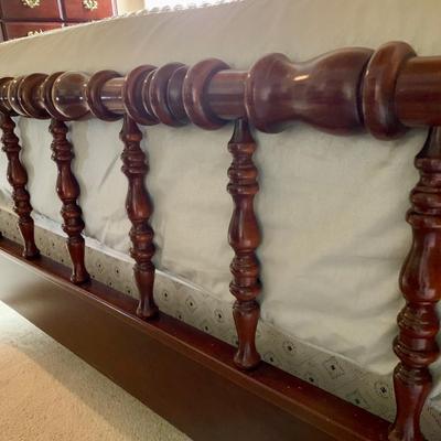 LOT 206 M: American Drew 3 Drawer Bedside Tables & Bedframe (Headboard & Footboard)
