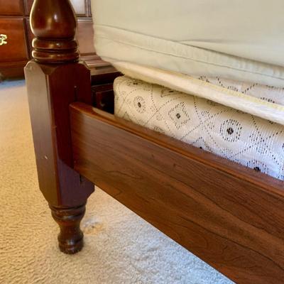 LOT 206 M: American Drew 3 Drawer Bedside Tables & Bedframe (Headboard & Footboard)