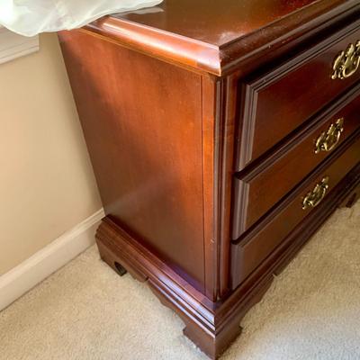 LOT 206 M: American Drew 3 Drawer Bedside Tables & Bedframe (Headboard & Footboard)