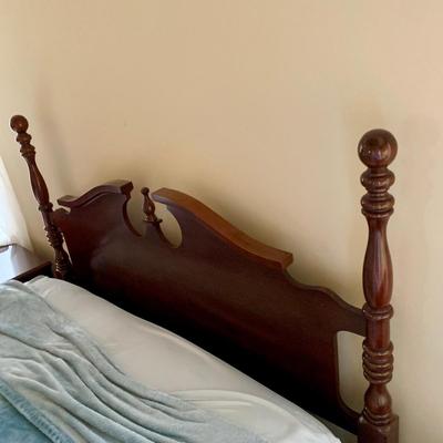 LOT 206 M: American Drew 3 Drawer Bedside Tables & Bedframe (Headboard & Footboard)