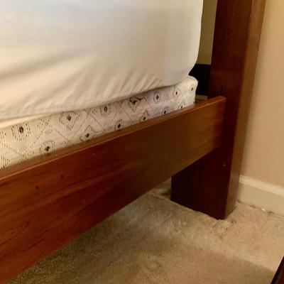 LOT 206 M: American Drew 3 Drawer Bedside Tables & Bedframe (Headboard & Footboard)