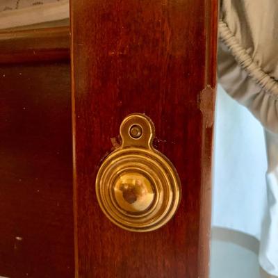 LOT 206 M: American Drew 3 Drawer Bedside Tables & Bedframe (Headboard & Footboard)