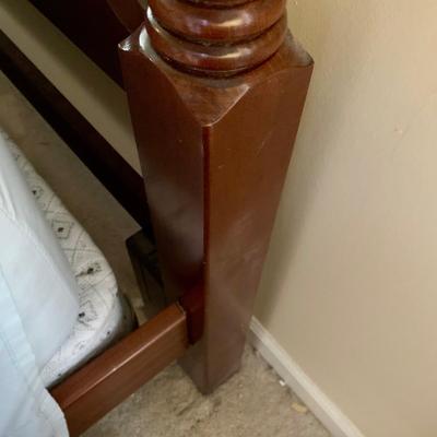 LOT 206 M: American Drew 3 Drawer Bedside Tables & Bedframe (Headboard & Footboard)