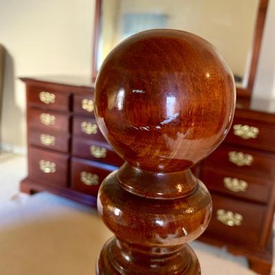 LOT 206 M: American Drew 3 Drawer Bedside Tables & Bedframe (Headboard & Footboard)