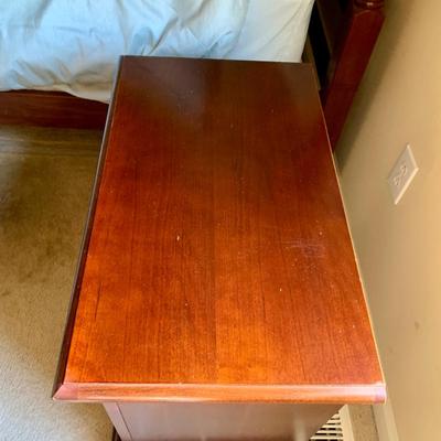 LOT 206 M: American Drew 3 Drawer Bedside Tables & Bedframe (Headboard & Footboard)