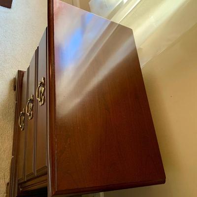 LOT 206 M: American Drew 3 Drawer Bedside Tables & Bedframe (Headboard & Footboard)