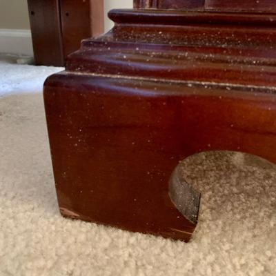 LOT 206 M: American Drew 3 Drawer Bedside Tables & Bedframe (Headboard & Footboard)