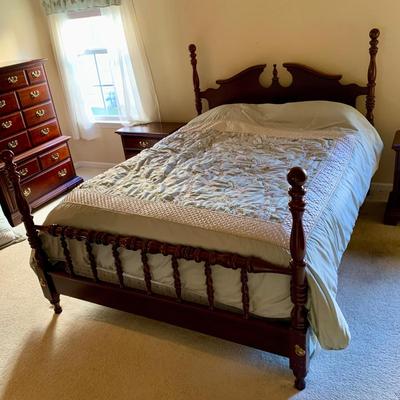 LOT 206 M: American Drew 3 Drawer Bedside Tables & Bedframe (Headboard & Footboard)