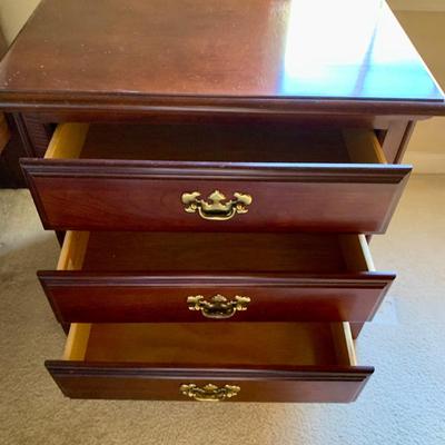 LOT 206 M: American Drew 3 Drawer Bedside Tables & Bedframe (Headboard & Footboard)