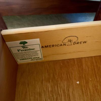 LOT 206 M: American Drew 3 Drawer Bedside Tables & Bedframe (Headboard & Footboard)