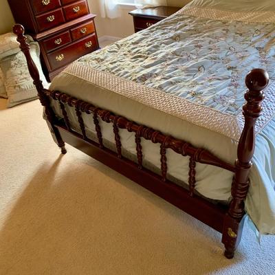 LOT 206 M: American Drew 3 Drawer Bedside Tables & Bedframe (Headboard & Footboard)