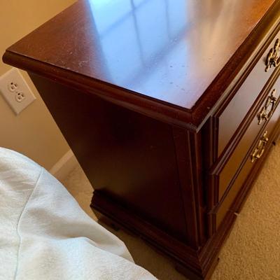 LOT 206 M: American Drew 3 Drawer Bedside Tables & Bedframe (Headboard & Footboard)