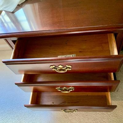 LOT 206 M: American Drew 3 Drawer Bedside Tables & Bedframe (Headboard & Footboard)