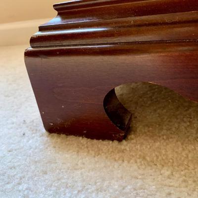 LOT 206 M: American Drew 3 Drawer Bedside Tables & Bedframe (Headboard & Footboard)