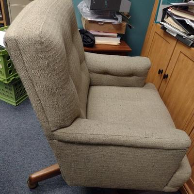 Button Back Upholstered Office Chair