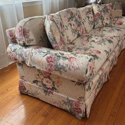 Henredon Furniture Floral Couch (LR- DZ)