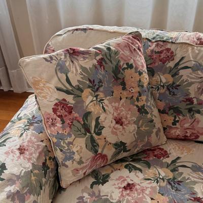 Henredon Furniture Floral Couch (LR- DZ)