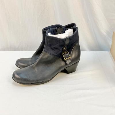 Lot C 160 Clark’s Ankle Boots and Flats