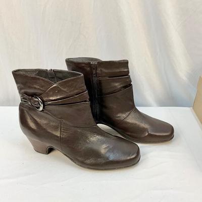 Lot C 160 Clark’s Ankle Boots and Flats