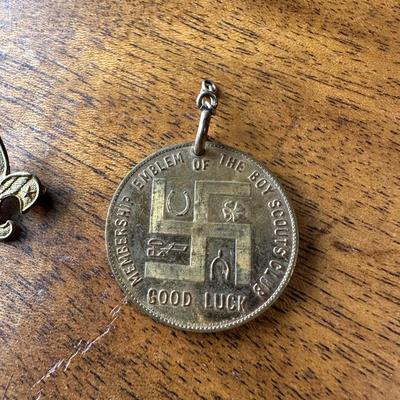 MEMBERSHIP EMBLEM AND PIN OF THE BOY SCOUTS CLUB