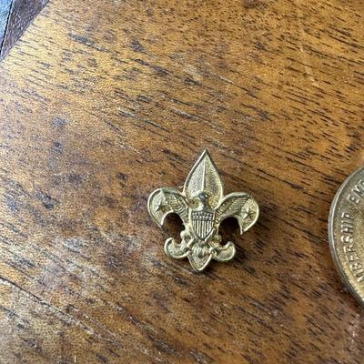 MEMBERSHIP EMBLEM AND PIN OF THE BOY SCOUTS CLUB