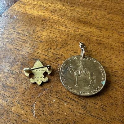 MEMBERSHIP EMBLEM AND PIN OF THE BOY SCOUTS CLUB