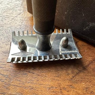 AUTO STROP SAFETY RAZOR IN A CASE AND GILLETTE RAZOR