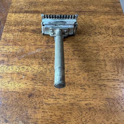 AUTO STROP SAFETY RAZOR IN A CASE AND GILLETTE RAZOR