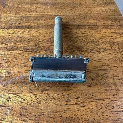 AUTO STROP SAFETY RAZOR IN A CASE AND GILLETTE RAZOR
