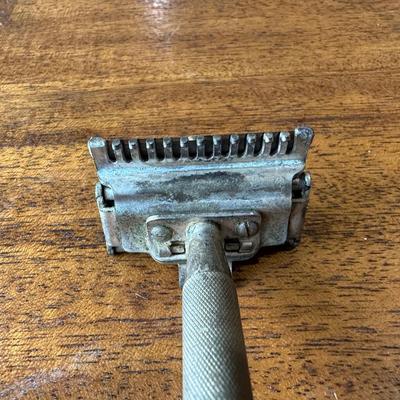 AUTO STROP SAFETY RAZOR IN A CASE AND GILLETTE RAZOR