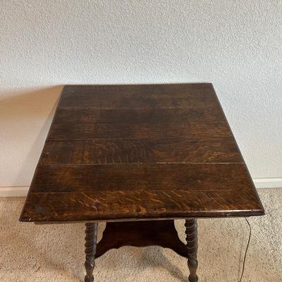ANTIQUE NEWEL POST PARLOR TABLE AND A FRENCH VICTORIAN LAMP