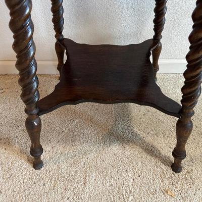 ANTIQUE NEWEL POST PARLOR TABLE AND A FRENCH VICTORIAN LAMP