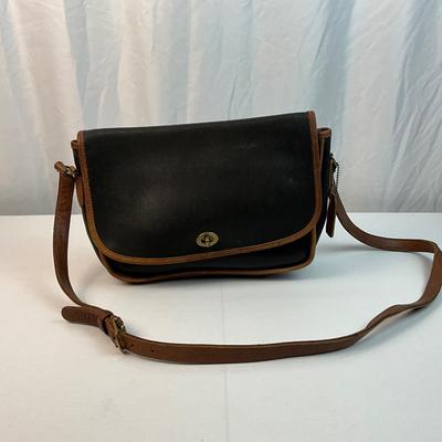 Lot E 211 Vintage Coach Leather Spectator City Turn Lock Shoulder Bag