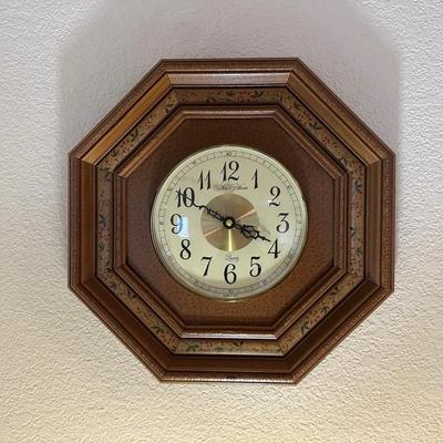 END TABLE, NEW HAVEN WALL CLOCK AND BRASS TABLE LAMP