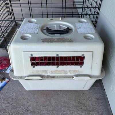 PET KENNEL AND CARRIER PLUS RETRACTABLE LEASH AND TOYS