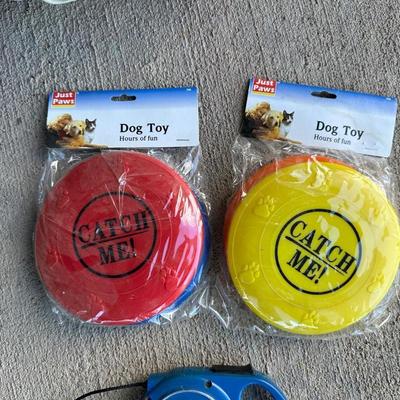 PET KENNEL AND CARRIER PLUS RETRACTABLE LEASH AND TOYS