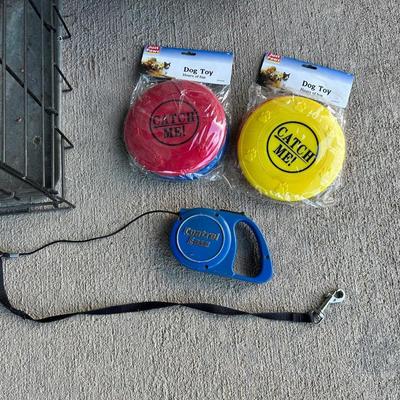 PET KENNEL AND CARRIER PLUS RETRACTABLE LEASH AND TOYS