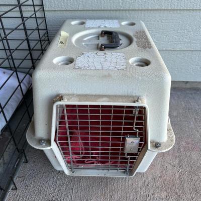 PET KENNEL AND CARRIER PLUS RETRACTABLE LEASH AND TOYS