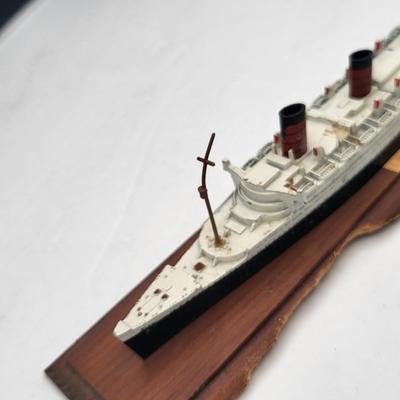 10" Queen Mary & Queen Elizabeth Die Cast Ship Models