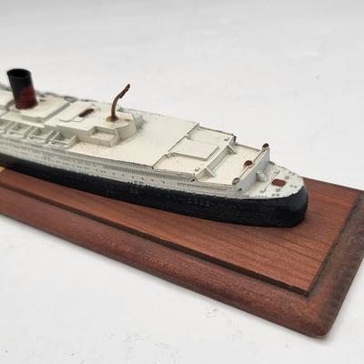 10" Queen Mary & Queen Elizabeth Die Cast Ship Models