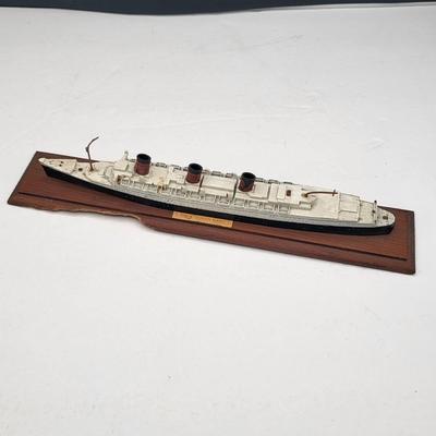10" Queen Mary & Queen Elizabeth Die Cast Ship Models
