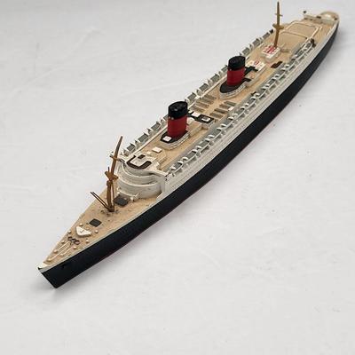10" Queen Mary & Queen Elizabeth Die Cast Ship Models