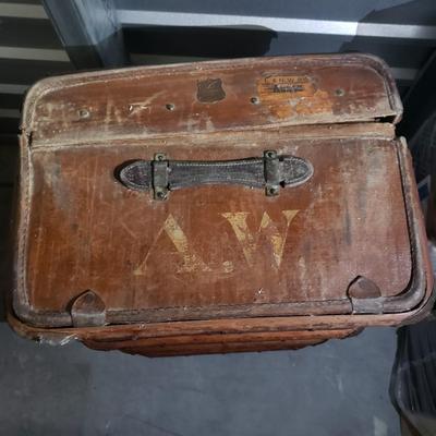 Vintage English Canvas/Wood Trim Trunk (1020BR-KD)