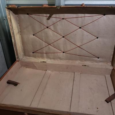 Vintage English Canvas/Wood Trim Trunk (1020BR-KD)