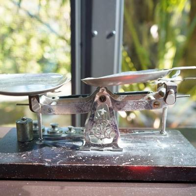 Antique Avoirdupois Weight Scale