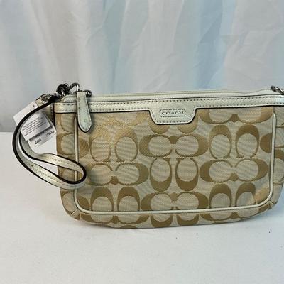 Lot E 231 NWT Two Coach Signature Wristlets