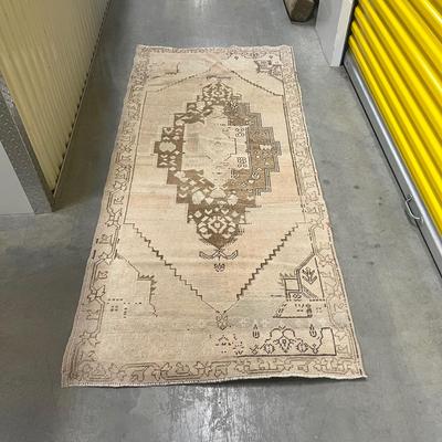 Usak Turkish Wool Rug 3' x 7' (1018FR-RG)