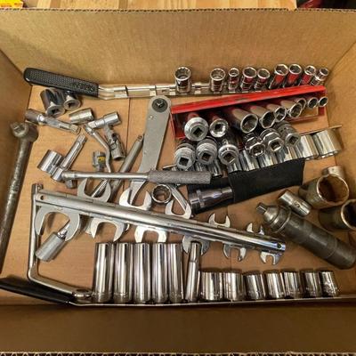 Box of Various Sockets/Socket Wrenches/Wrench tops